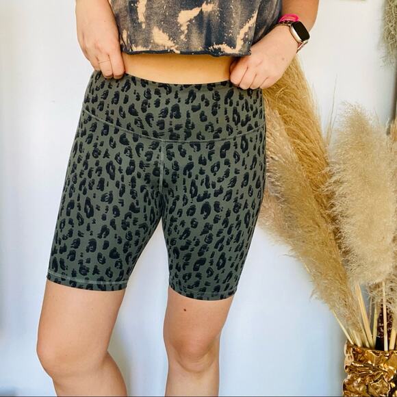 OLD NAVY Green Animal Print High Rise Waisted Biker Short 8" Inseam L Gym Lounge - Picture 1 of 8